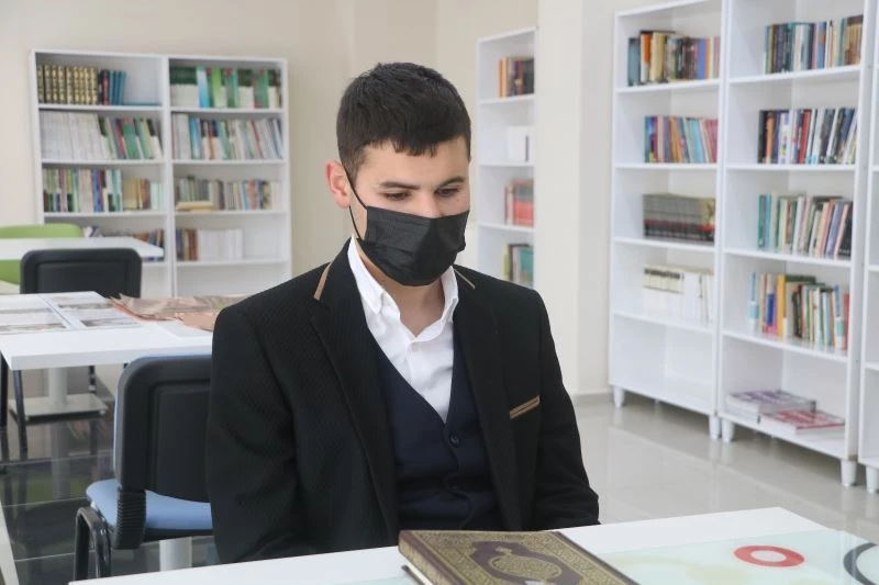 Görme engelli Halit azmiyle takdir toplarken hafızasıyla şaşırtıyor
