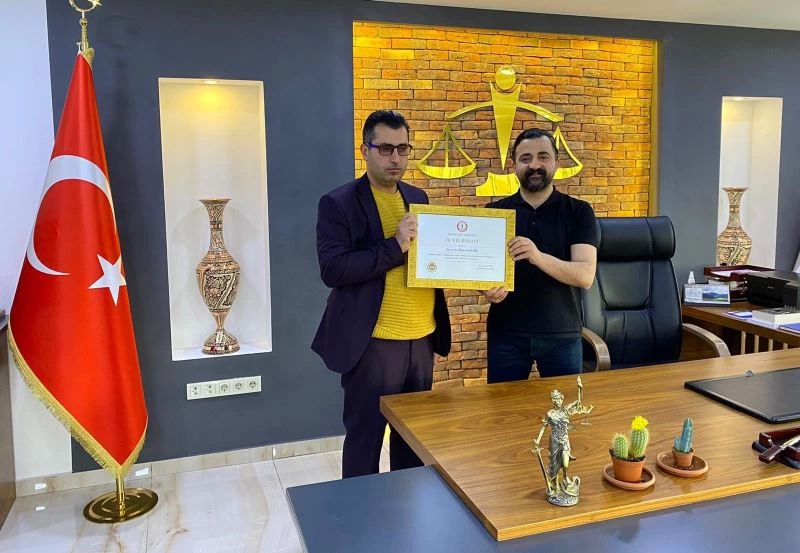 Meslekte 20 yılını dolduran avukatlara berat ve plaket verildi
