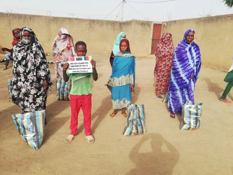 Ağrı Gönül Elçisi Uluslararası Yardım Derneği Afrikalı yetimlerin yüzünü güldürdü
