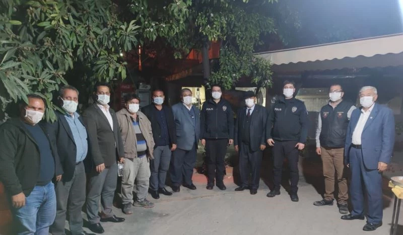 Muhtarlardan karakol amirine veda programı
