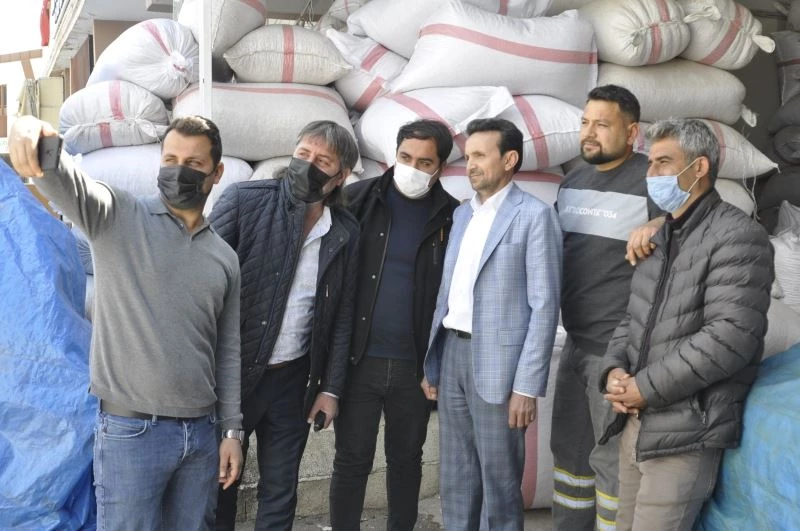 Muhtarın gözleri Van kedisini andırıyor
