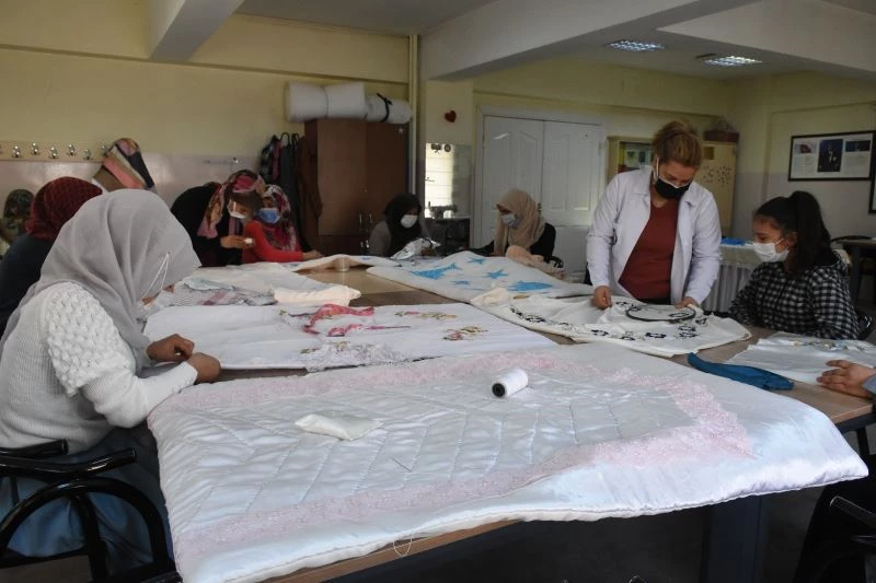 Ev hanımları sosyal tesislerde moral buluyor
