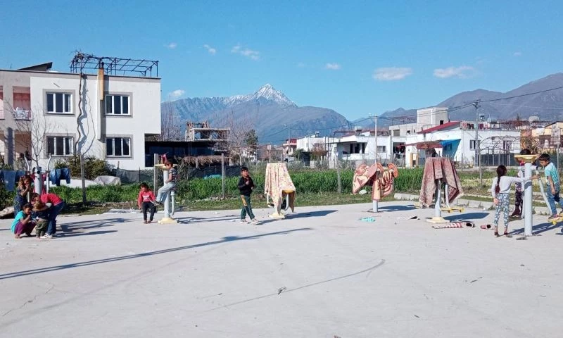 Yıkadıkları halıları parktaki spor aletlerinin üzerinde kurutuyorlar
