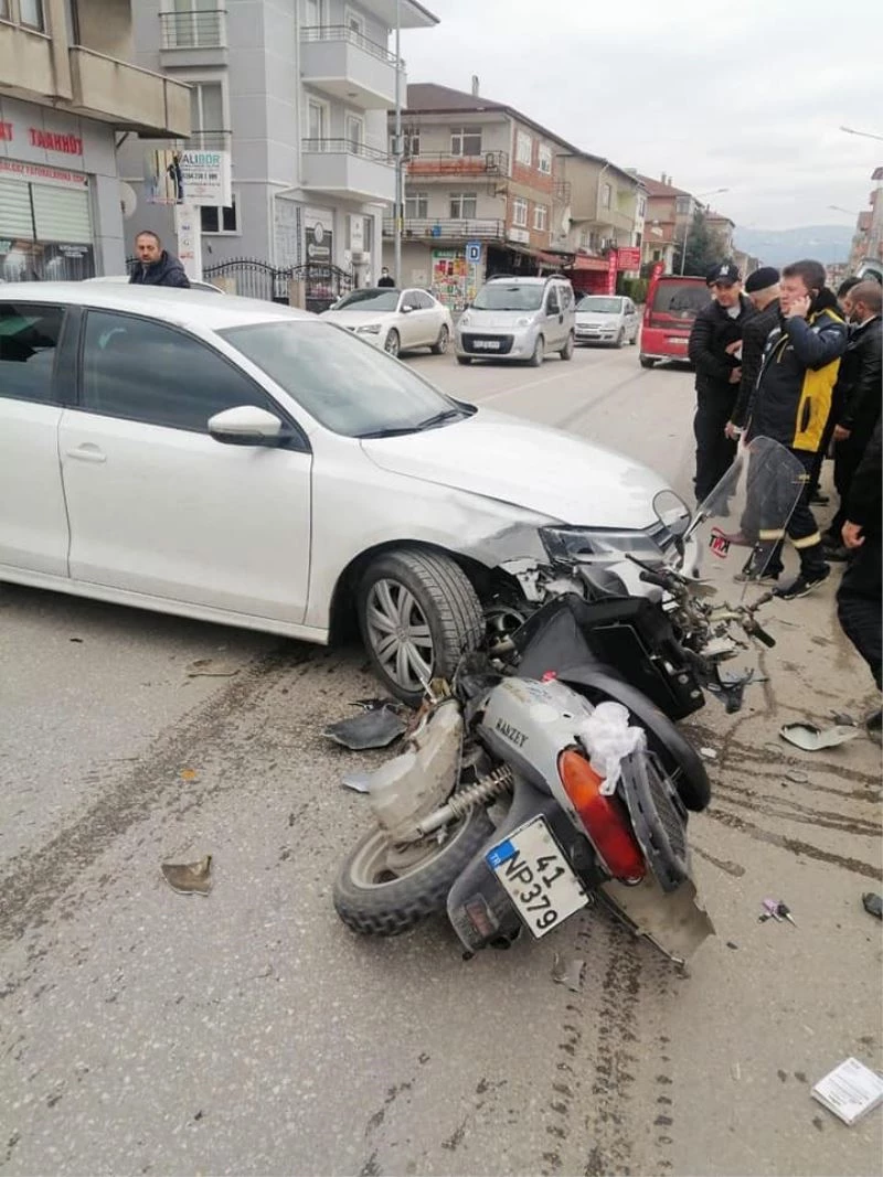 Motosiklet sürücüsü, kaskı sayesinde kazayı hafif yaralı atlattı
