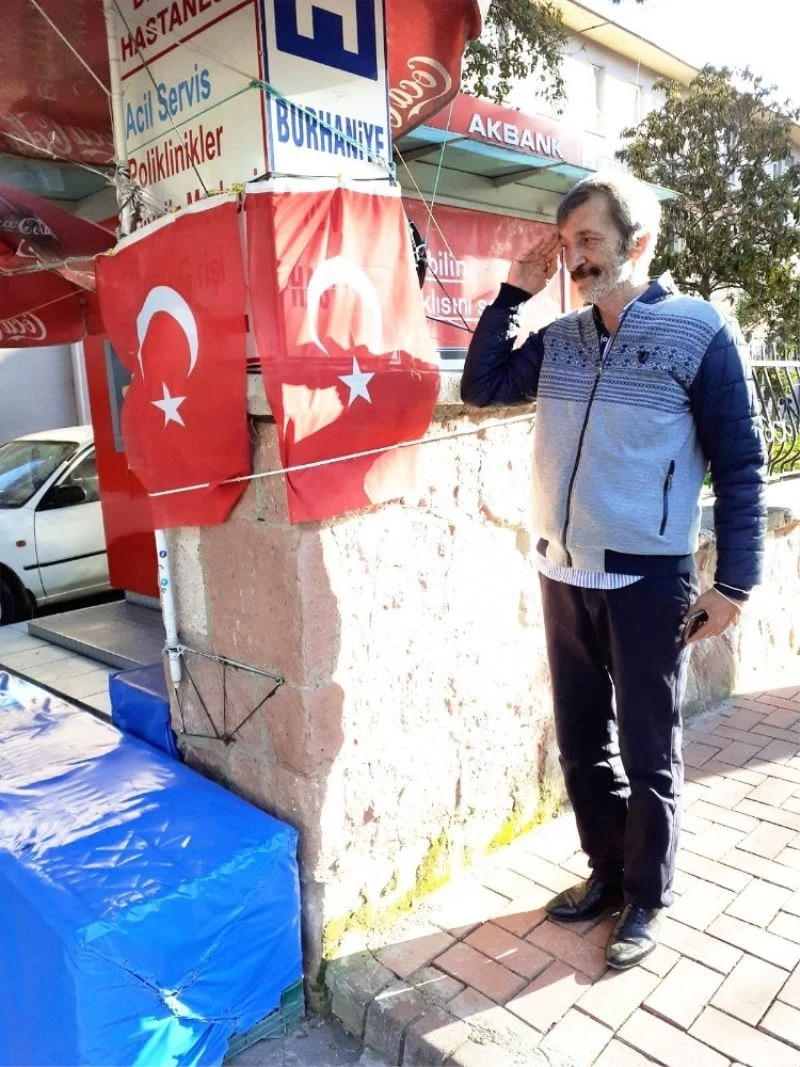 Her gördüğünde selam durup bayrağı öpüyor
