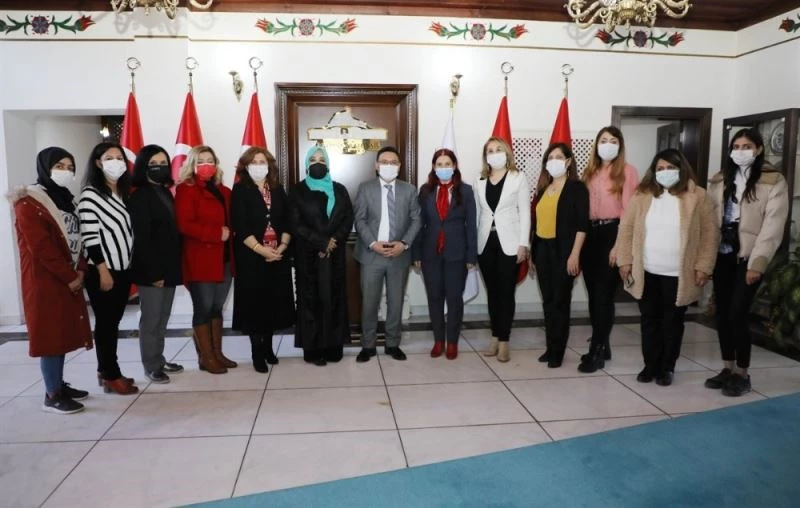 Kadın gazetecilerden Vali Çiçek’e ziyaret
