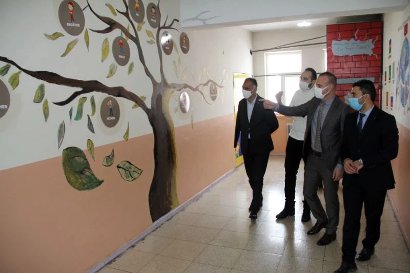 Ağrı Milli Eğitim Müdürü Tekin, dil sokağı ile müzik sınıfının açılışını gerçekleştirdi
