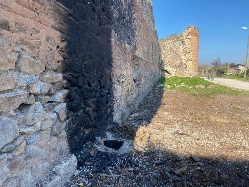 2500 yıllık surlarda ateş yaktılar
