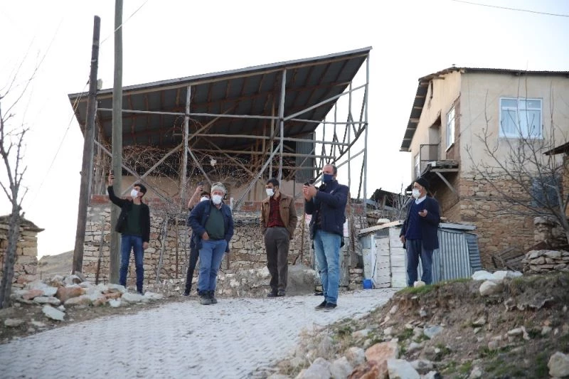 Bu köy, 3 ilin ortasında ama telefonlar çekmiyor, vatandaşlar yollara düşüyor
