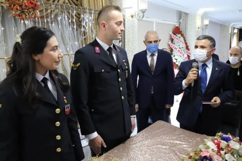 Astsubay çift nikahlarına üniformaları ile katıldı
