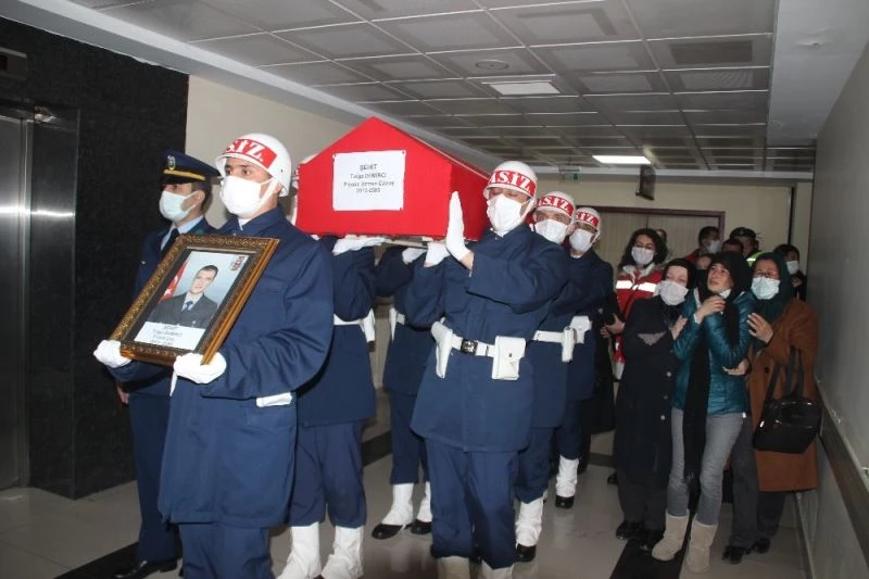 Şehidin kız kardeşi: “Anne, ağabeyim morgda üşür”
