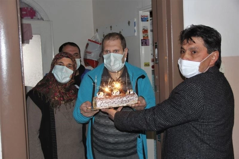 Muhtardan, engelli kardeşlere doğum günü sürprizi

