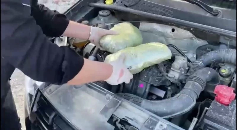 Otomobil kaputunda 1 kilo 300 gram esrar ele geçirildi
