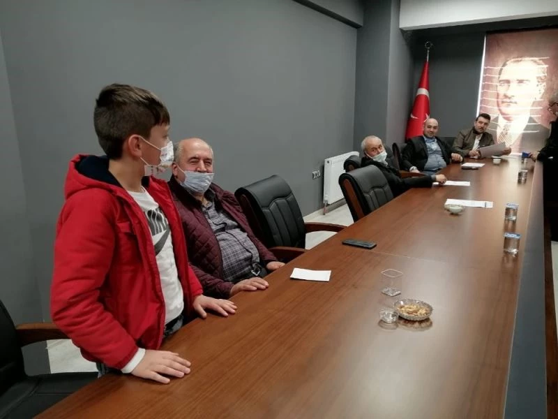 11 yaşındaki çocuk belediye meclis toplantısında mahallesindeki köpekleri şikayet etti
