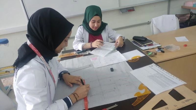 Elbiseden tuluma, tulumdan elbiseye dönüşebilen tasarım tamamlandı
