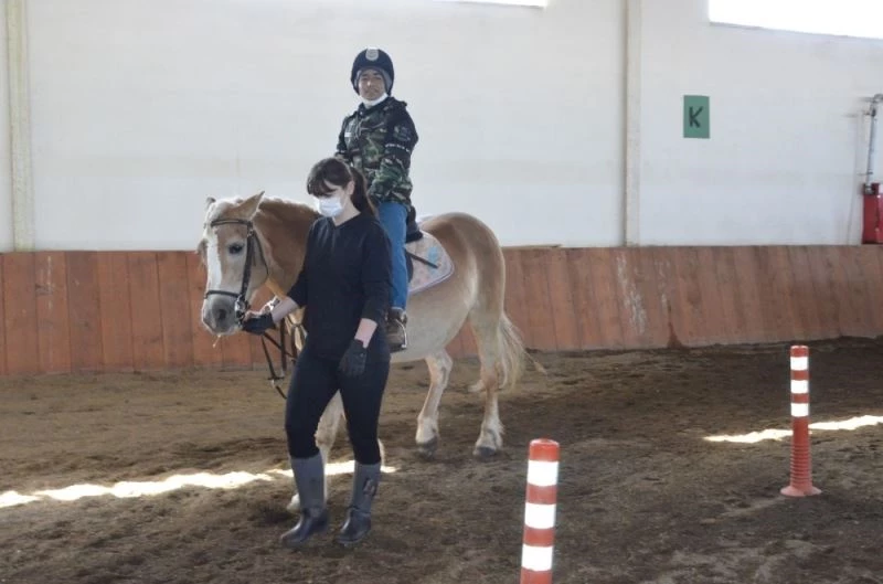 Devlet koruması altında bulunan Afgan çocuklara Atlı terapi
