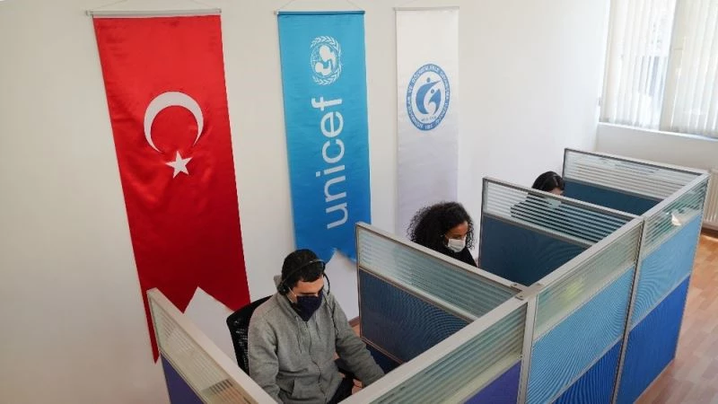 Sığınmacılar için 5 farklı dilde özel danışmanlık hattı
