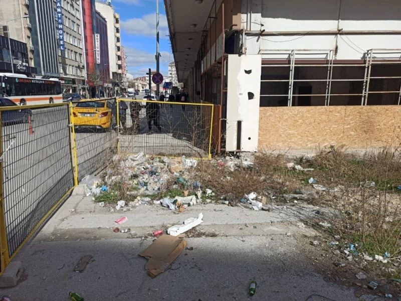 Çitle çevrili yer çöplük olarak kullanılıyor
