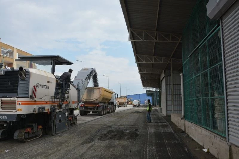 Büyükşehir Belediyesi Tarsus Hal Kompleksinin asfaltını yeniliyor
