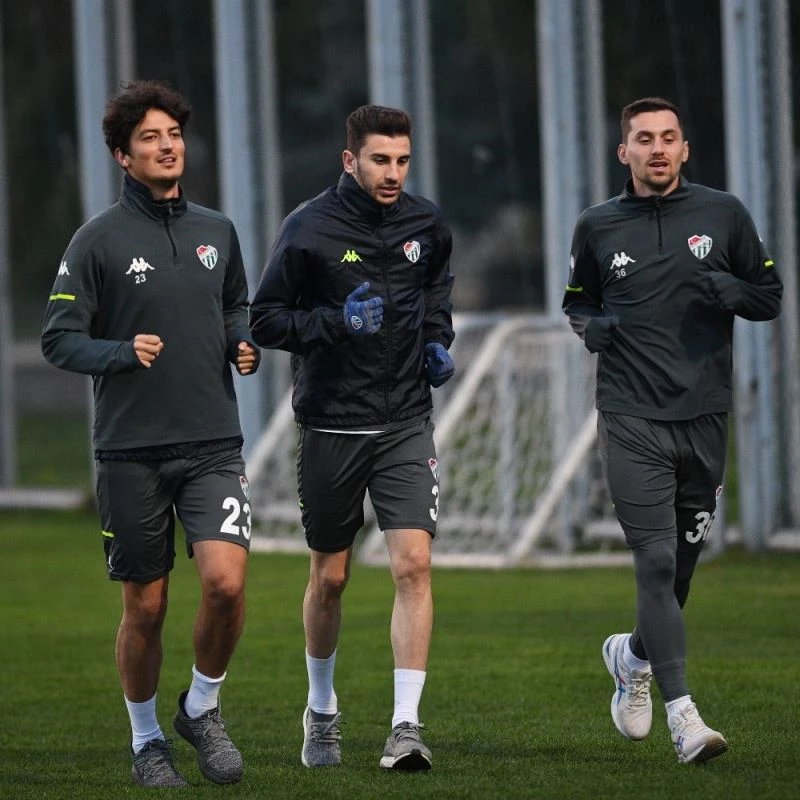 Bursaspor kafilesi Bolu’ya erken gitti - Onur Atasayar kadroda yer aldı
