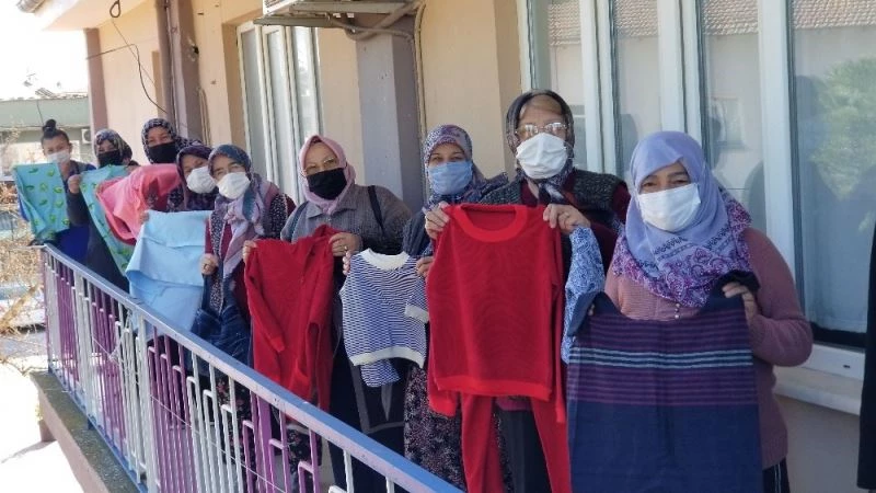 (Özel) Hem torunları için dikiyorlar hem de aile bütçelerine katkı sağlıyorlar
