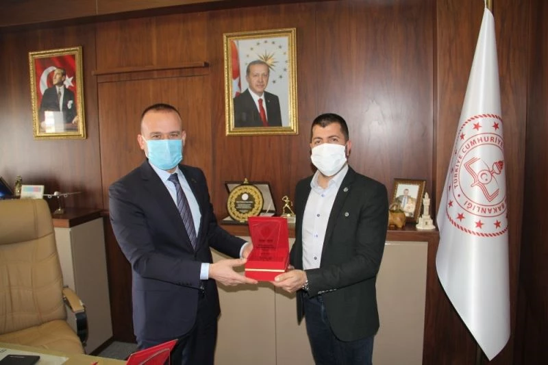 Ağrı Milli Eğitim Müdürü Tekin’den Yeşilay Ağrı Şubesine teşekkür plaketi
