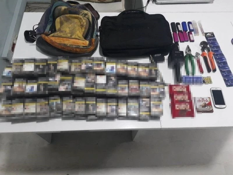 Büfeden çikolataları çaldı
