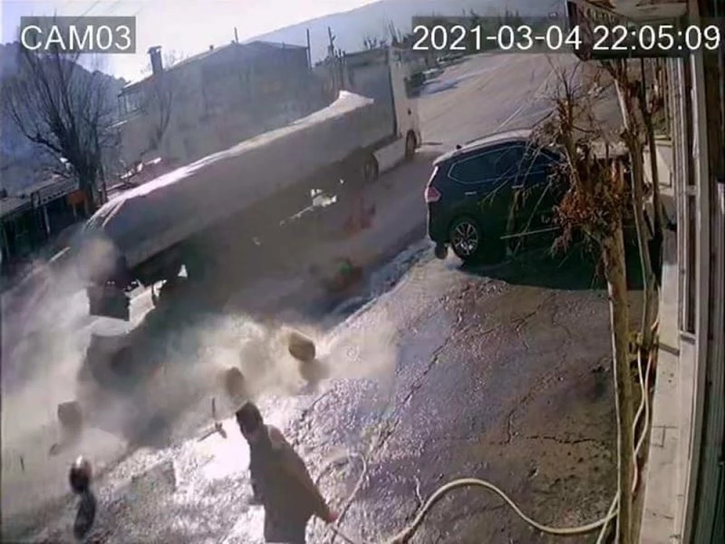 Tırdan düşen zeytin bidonlarından kaçarak kurtuldu
