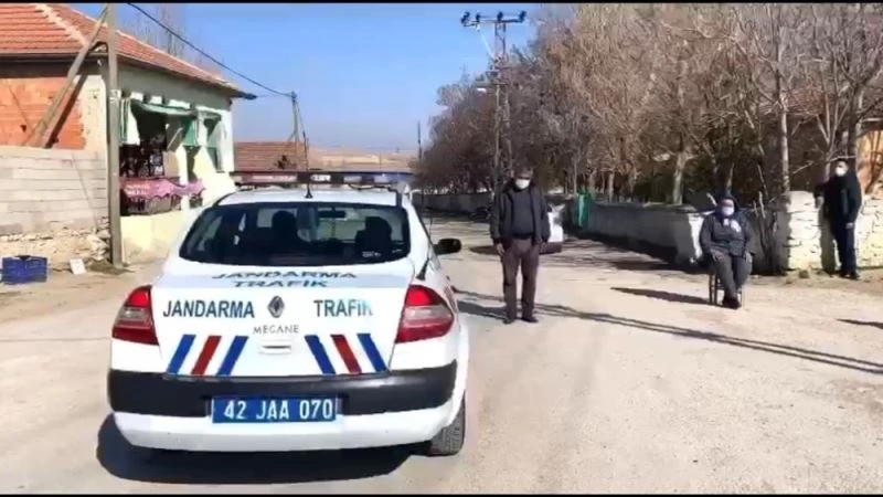 Jandarmadan megafonla “Konyalım yürü ama maskeyle, mesafeli bir şekilde yürü” anonsu
