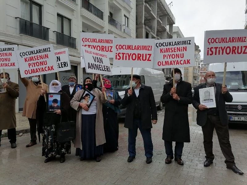 Vanlı anneler evlatları için HDP il binasına yürüdü
