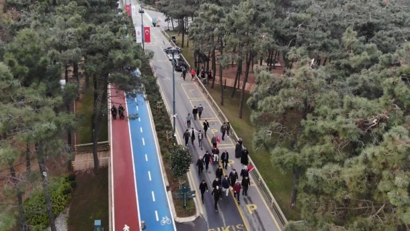 Ümraniye’de gençler ellerinde bayraklarla sabah sporunda buluştu
