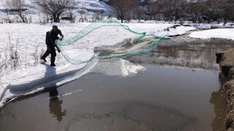 Kars’ta çözülen buzlar balıkçılara yaradı
