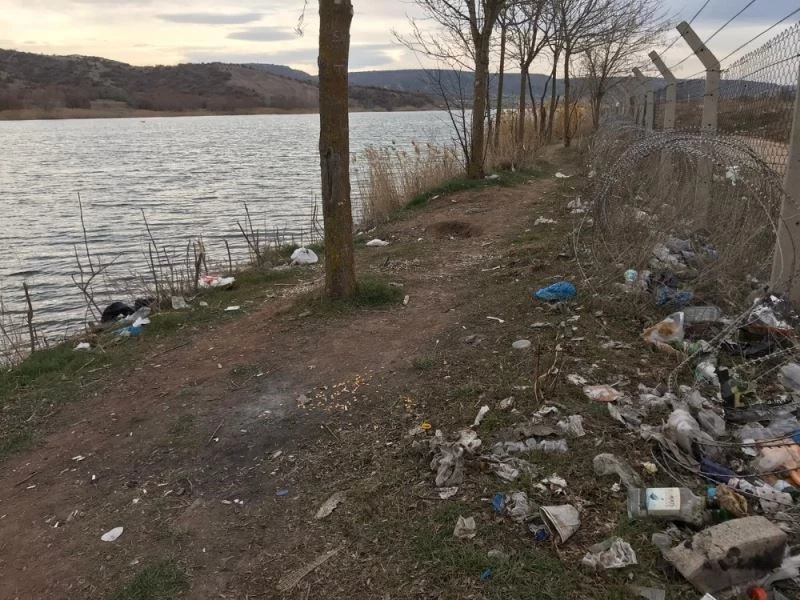 Mamuca Göleti’nde çöp kirliliği
