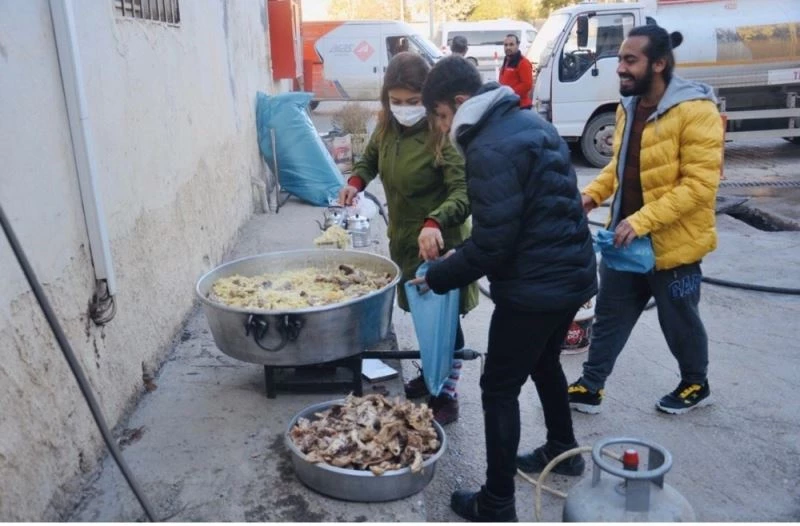 Sınırın sıfır noktasında kazanlar sokak hayvanları için kaynadı
