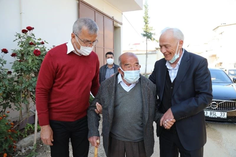 Başkan Tarhan, eski rakibi Hocaoğlu ile birlikte yaşlıları ziyaret etti
