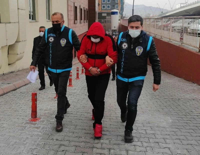 Cinayet dedektifleri 200 saatlik güvenlik kamerasını izleyerek boşandığı eşini öldüren şahsı yakaladı
