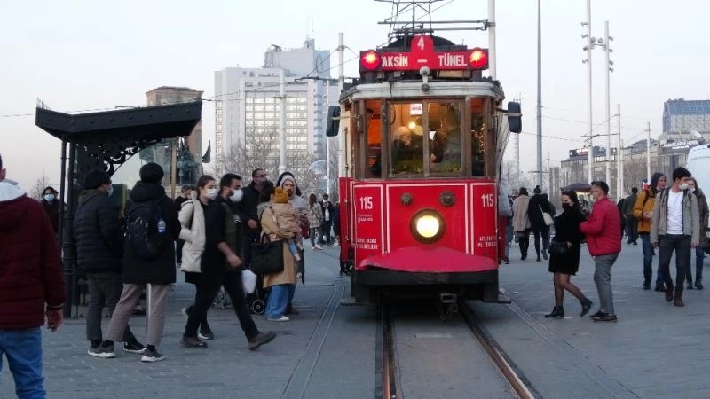 Kısıtlamasız cumartesinde vatandaşlar Taksim’e akın etti
