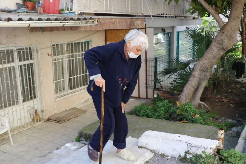 Hem evinden hem ayağından olma korkusuyla yaşıyor