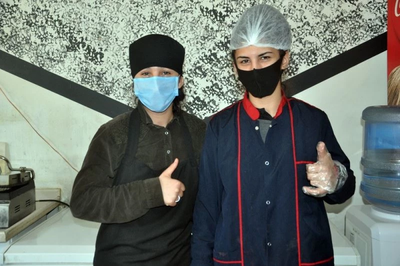 Kız kardeşler, işlettikleri döner dükkânıyla erkeklere taş çıkartıyor
