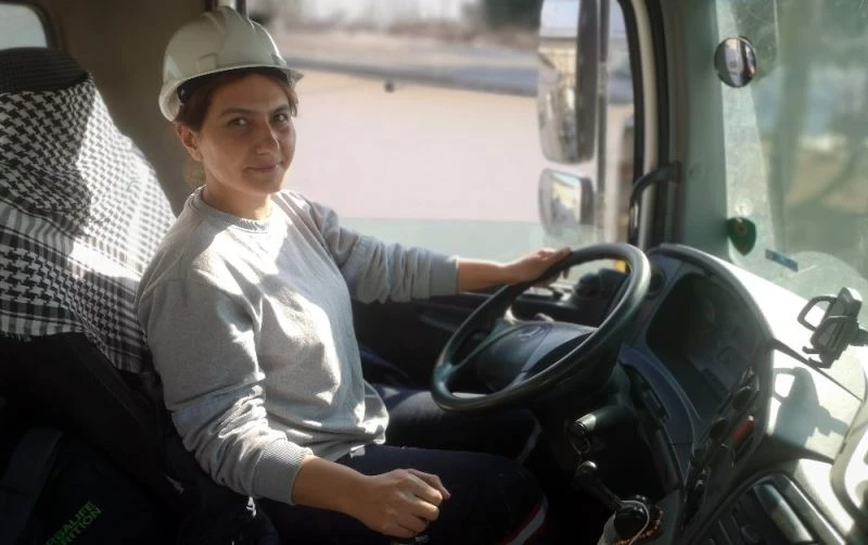 (Özel)Elinin hamuru ile 12 tonluk beton mikseri kullanıyor
