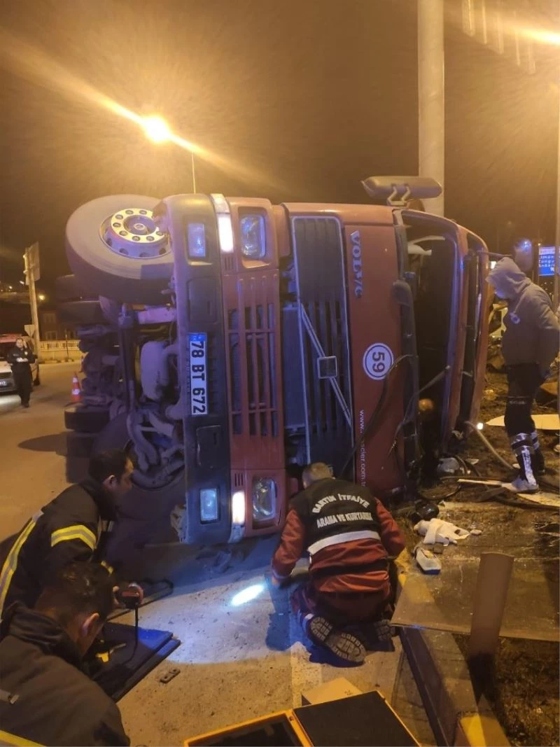 Tır devrildi, şoförün kolu koptu
