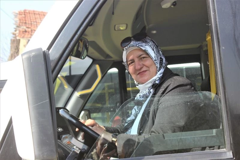 Kadın şoförü gören araçtan inmek istedi, yolculuk yapınca hayran kaldı
