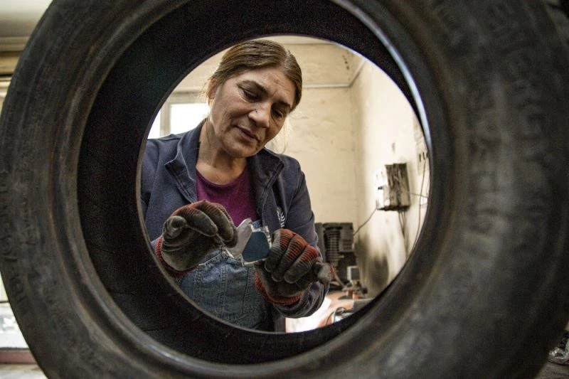 (Özel) İki çocuk annesi “Gül Usta” 14 yıldır oto lastikçi dükkanı işletiyor
