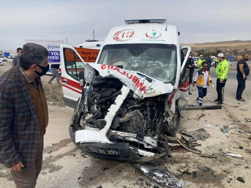 Yaralıları taşıyan ambulans, beton mikserine çaptı: 3’ü sağlıkçı 5 yaralı
