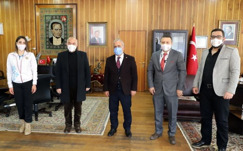 Voleybol temsilcilerinden Rektör Çomaklı’ya ziyaret
