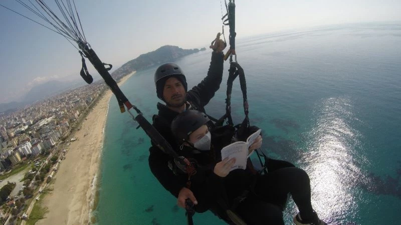 Yamaç paraşütünde kitap okuma keyfi
