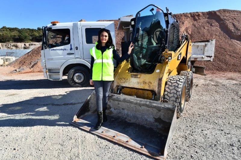 Önyargıları kırdı, şantiyedeki tek kepçe operatörü oldu
