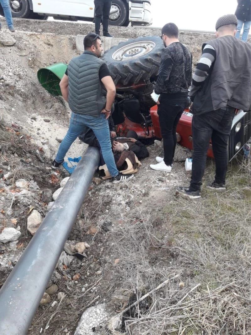 Traktörüyle kaza yaptı, yoldan geçen sağlık görevlileri hayatını kurtardı
