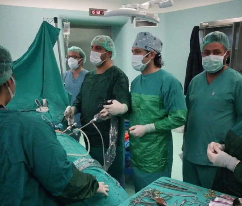 Laparoskopik yöntemle böbreküstü bezinden 11 santimetrelik kitle çıkartıldı
