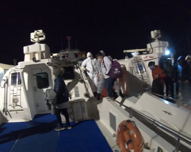 Yunan unsurlarının Türk karasularına ittiği 12 göçmen kurtarıldı